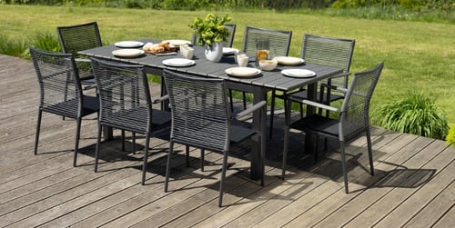 Na czym postawić meble ogrodowe?