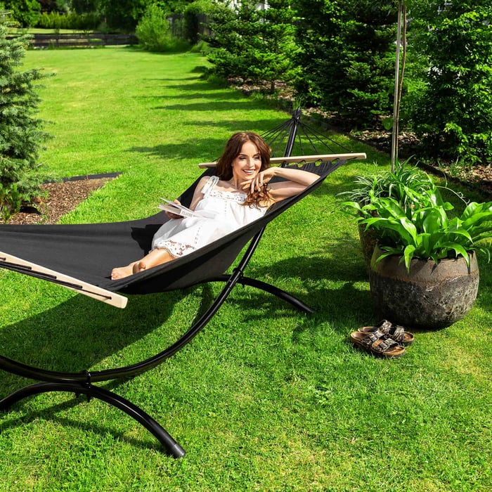 Jednoosobowy hamak ze stelażem Rimini czarny marki di volio pozwoli Ci swobodnie cieszyć się wypoczynkiem na świeżym powietrzu