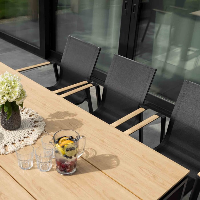 Możliwość sztaplowania krzeseł w meblach Perugia 8+1