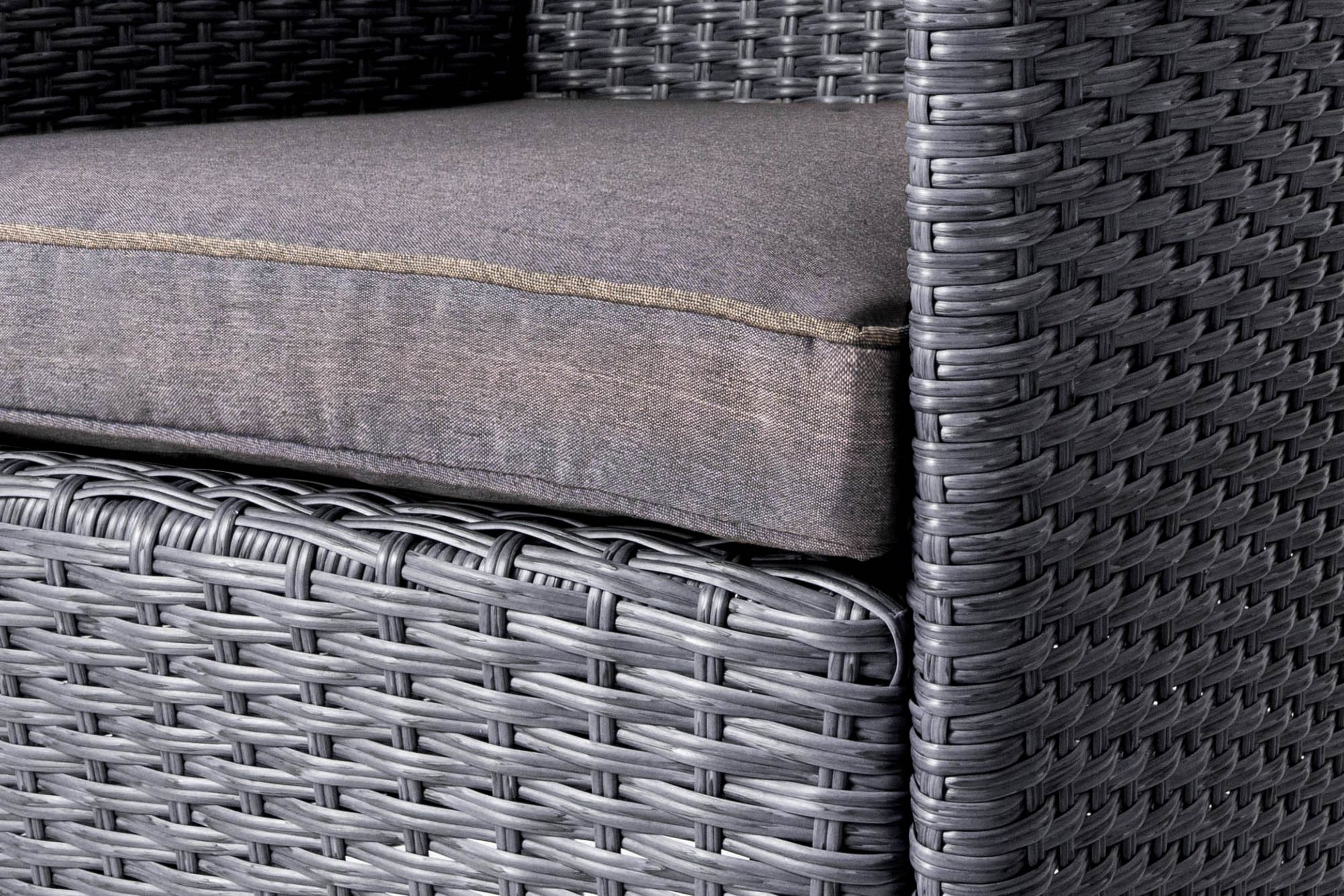 Fotele, w zestawie mebli ogrodowych Verona szara 8+1, wyposażone są w miękkie poduszki o grubości 6 cm