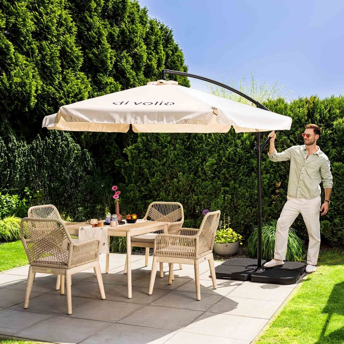 Konstrukcja parasola ogrodowego Empoli została zaprojektowana w taki sposób, aby jego noga ustawiona była z boku, a nie w centrum czaszy
