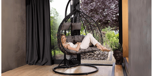 Aranżacje salonu z fotelem wiszącym