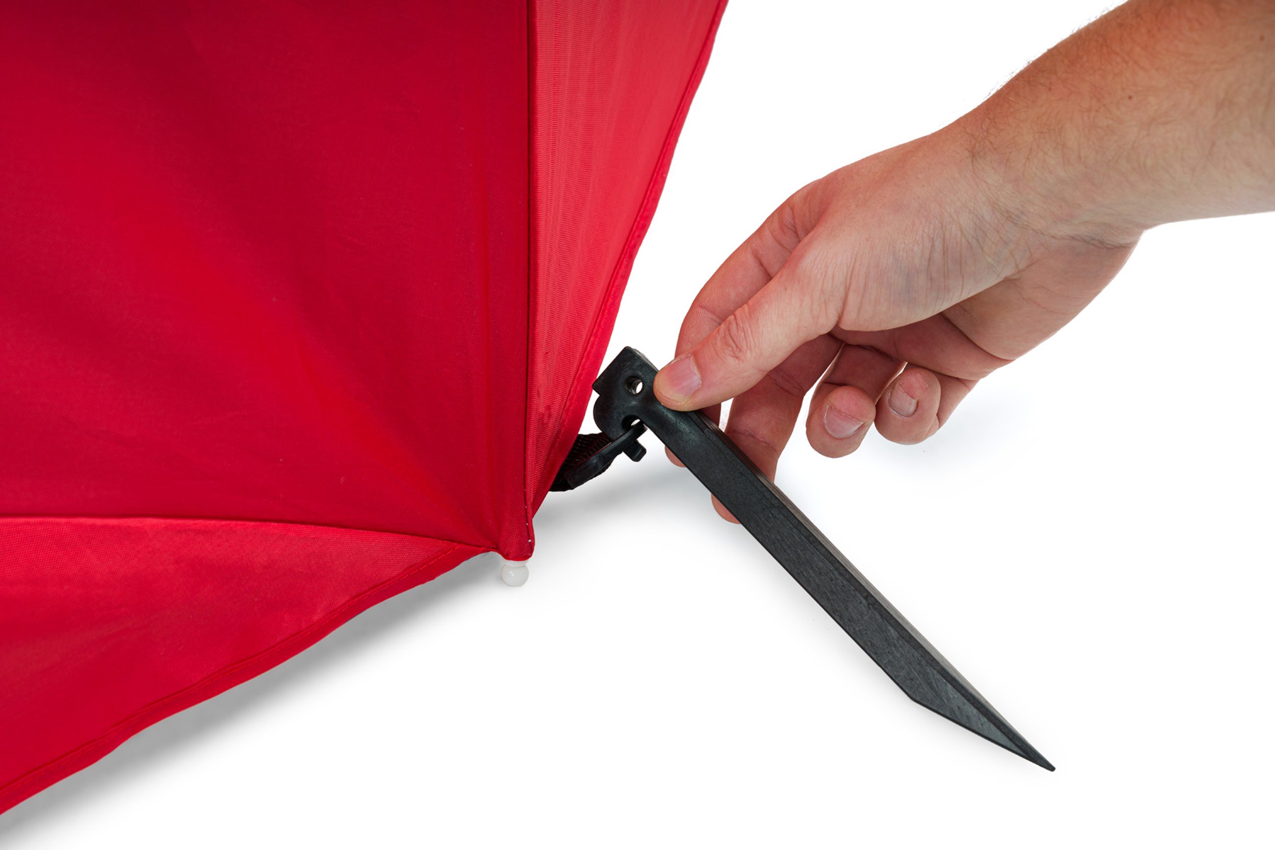 W zestawie z parasolem plażowym Sora czerwona, znajdują się specjalne kotwy umożliwiające stabilne przymocowanie go do podłoża