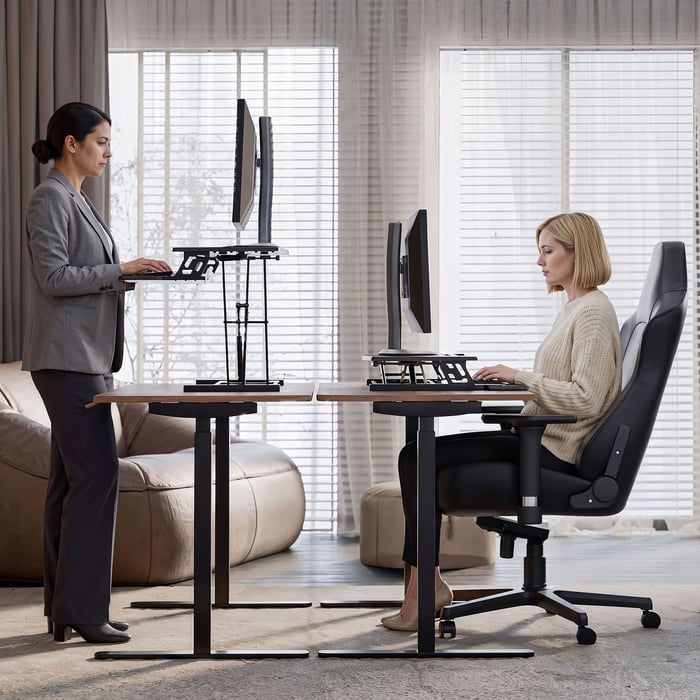 Konwerter biurkowy regulowany DV-191ODC czarny wprowadza do codziennej pracy wygodną zmianę pozycji bez wymiany mebla