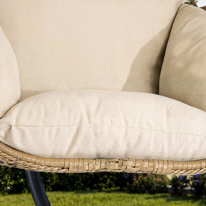 Siedzisko wykonano z wytrzymałego technorattanu, odpornych na warunki atmosferyczne