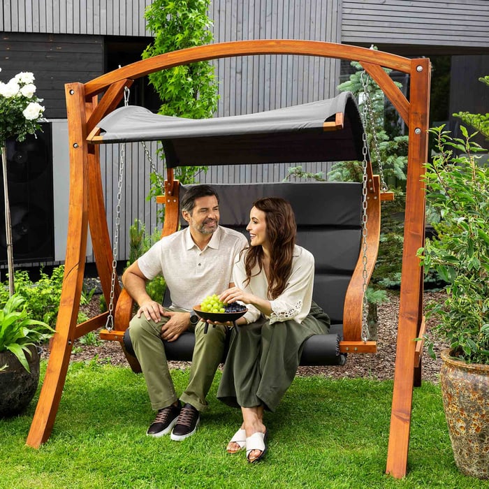 Rama huśtawki ogrodowej Pergia została wykonana z wysokiej jakości drewna modrzewiowego
