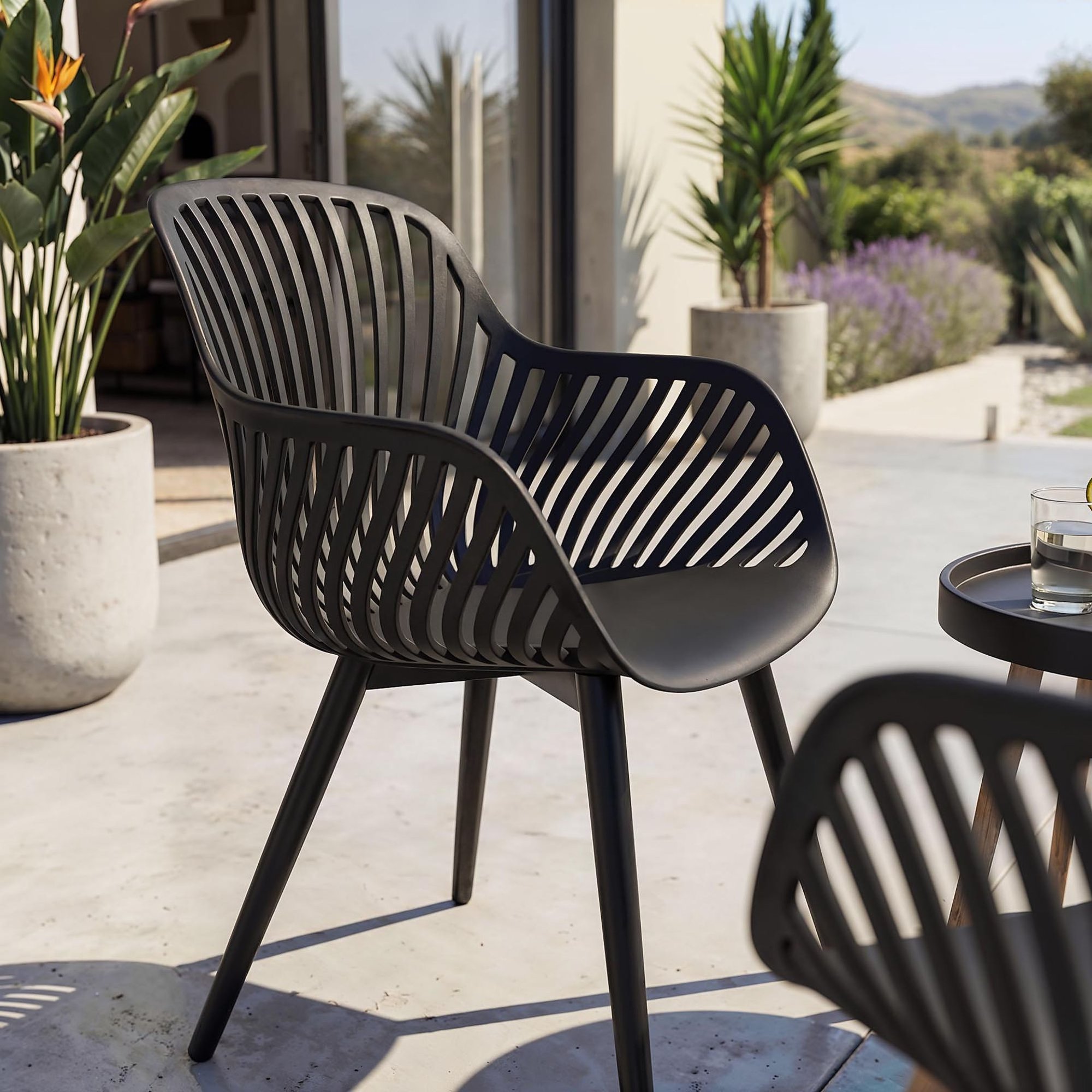 Postaw na meble ogrodowe Piena, które zachwycają ażurowym minimalizmem i wizualną lekkością