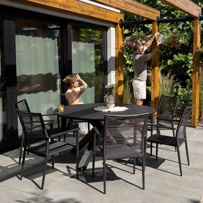 Ottana zawiera wygodne krzesła z podłokietnikami, których design łączy stabilną i wytrzymałą aluminiową ramę z oparciem wyplatanym z wysokiej jakości technorattanu oraz siedziskiem z tkaniny Textilene.