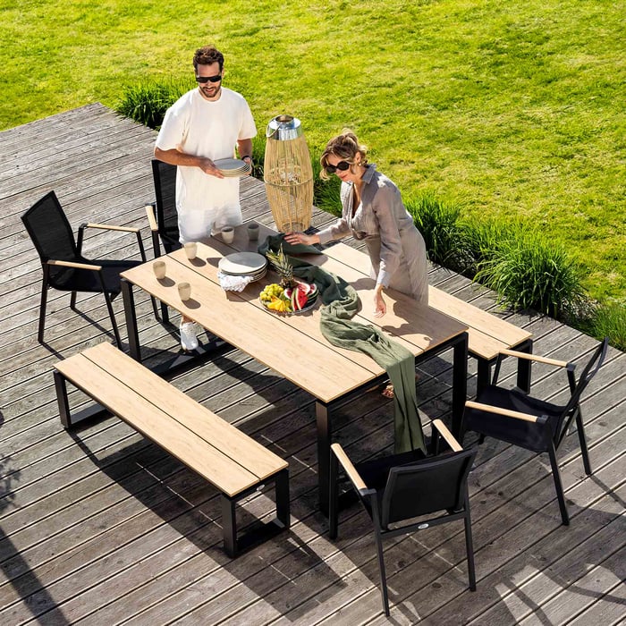 Duży stół jadalniany z przestronnym blatem to praktyczny i stylowy mebel ogrodowy