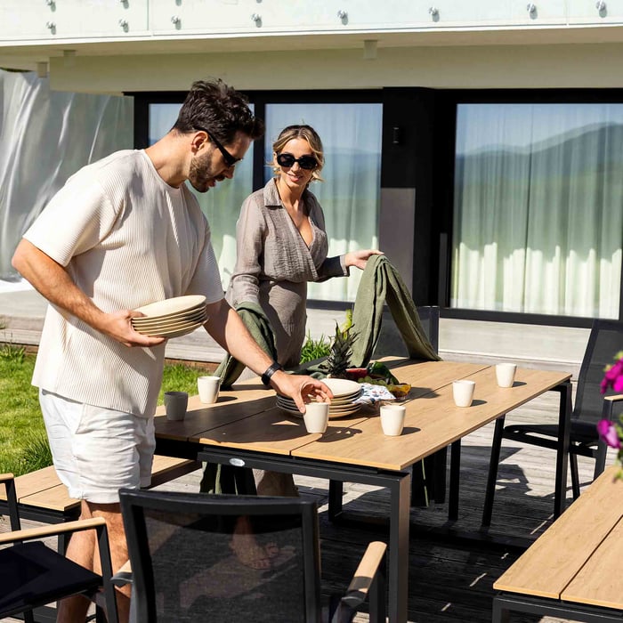 W Vasto znajdują się dwie ławki i cztery krzesła, których ramy wykonane zostały z lekkiego, lecz wytrzymałego aluminium 