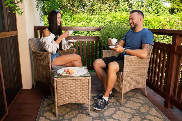 Połączenie stalowej ramy z technorattanową plecionką sprawia, że konstrukcja mebli Siena beżowa jest wytrzymała i stabilna, a jednocześnie lekka