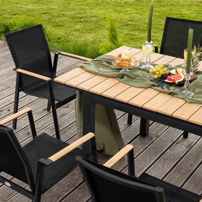 Krzesła w komplecie Miranno zapewniają komfortowy wypoczynek dzięki ergonomicznej formie i zastosowaniu odpowiednio dobranych materiałów wykonania.