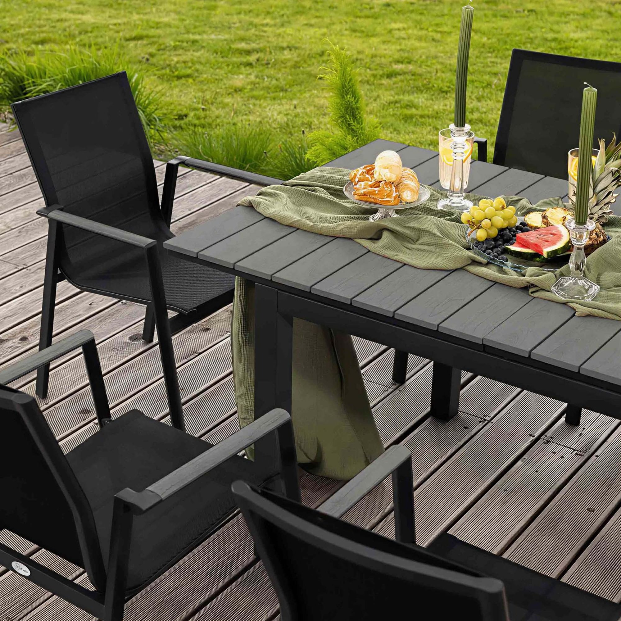 Krzesła z kompletu Miranno 8+1 mają praktyczną funkcję sztaplowania, czyli układania jednego na drugim