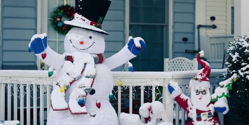 Świąteczne dekoracje ogrodowe - przegląd trendów 2023