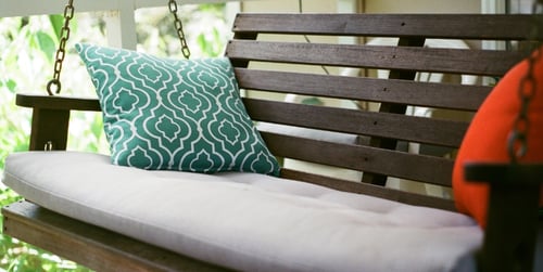 Jak zrobić huśtawkę ogrodową z kantówek? Praktyczny poradnik krok po kroku