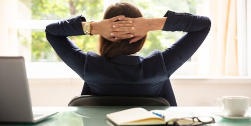 Biurko pod oknem — aranżacje i pomysły na funkcjonalne miejsce do pracy lub nauki