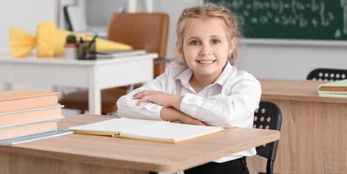 Jakie krzesło do biurka dla 7-latka? Wybieramy zdrowe krzesło do biurka dla dziecka