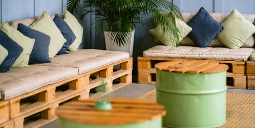 Jak zrobić meble ogrodowe z palet? Tworzymy własne meble ogrodowe z palet i skrzynek