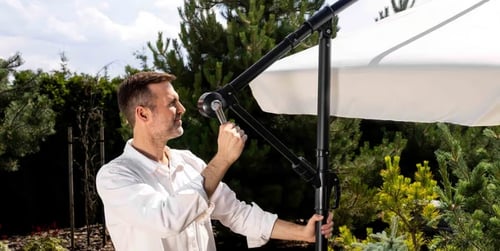 Jak naprawić parasol ogrodowy na korbkę? Najczęstsze usterki i sposoby ich rozwiązania