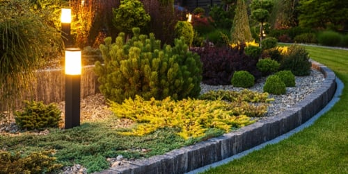 Oświetlenie ogrodowe — najlepsze lampy ogrodowe na rok 2025