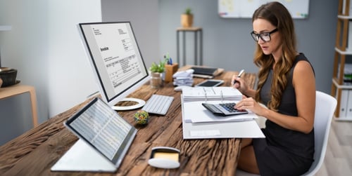 Organizacja biurka w pracy i domowym biurze — jak zorganizować biurko