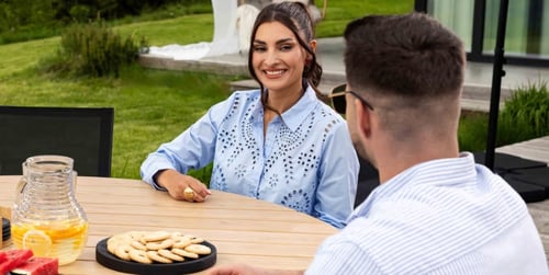 Pomysł na stół ogrodowy – jak wybrać idealny? A może zrobić samodzielnie?