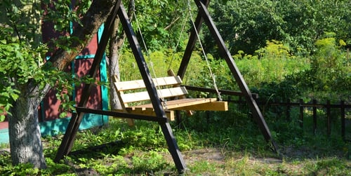 Huśtawka ogrodowa DIY — jak zrobić huśtawkę ogrodową krok po kroku