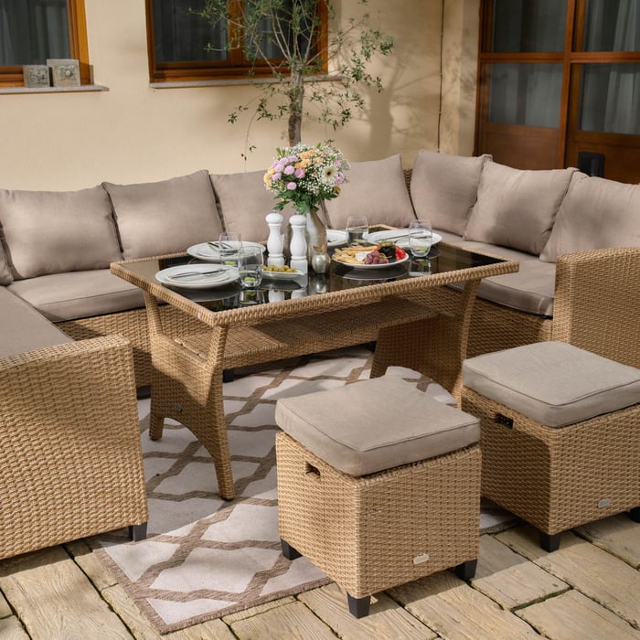 Duży stół dobrze sprawdzi się podczas przyjęć i spotkań w większym gronie