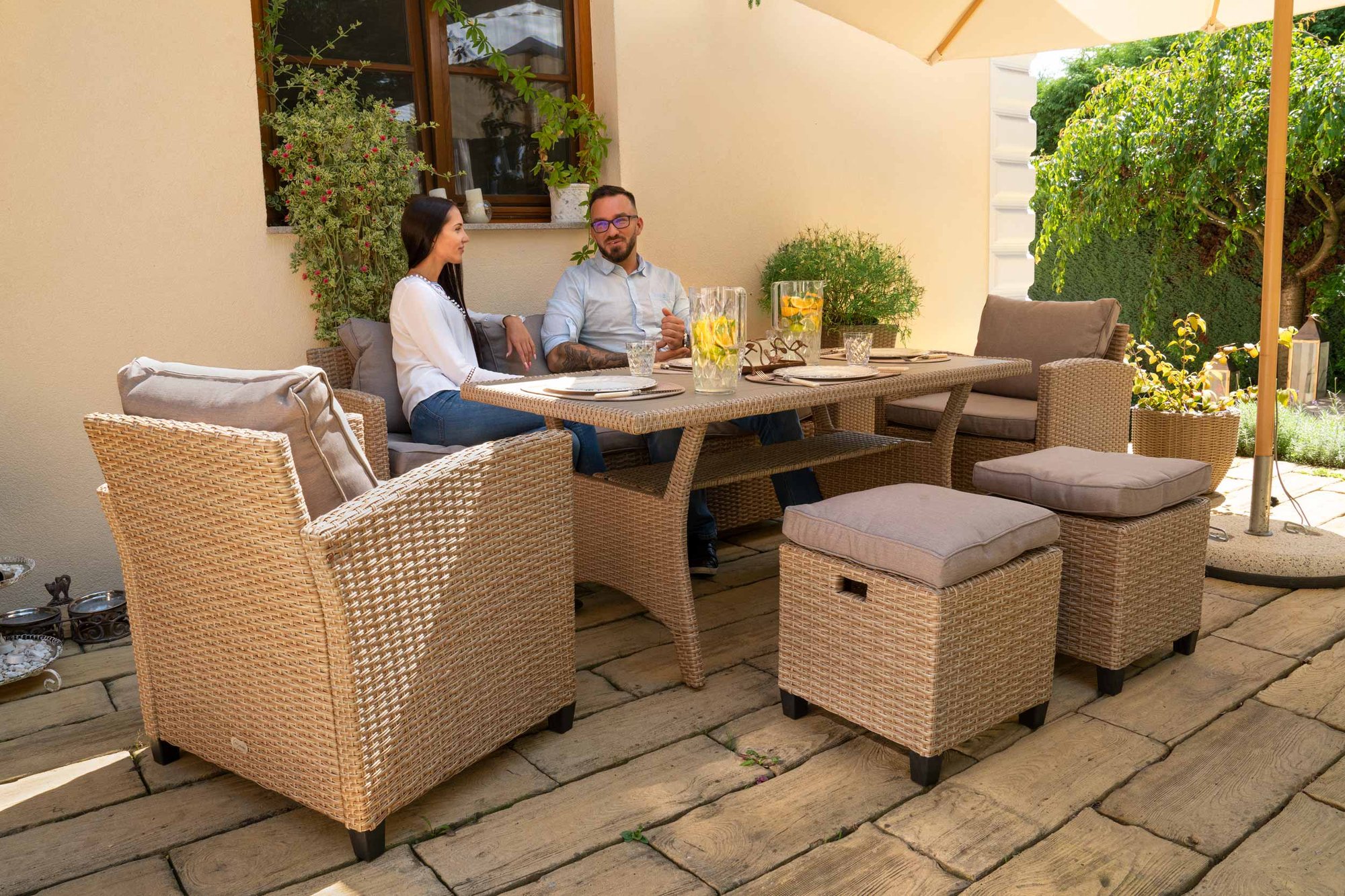 Sofa, fotele i pufy w komplecie Genova wyposażone są w miękkie, grube poduchy 