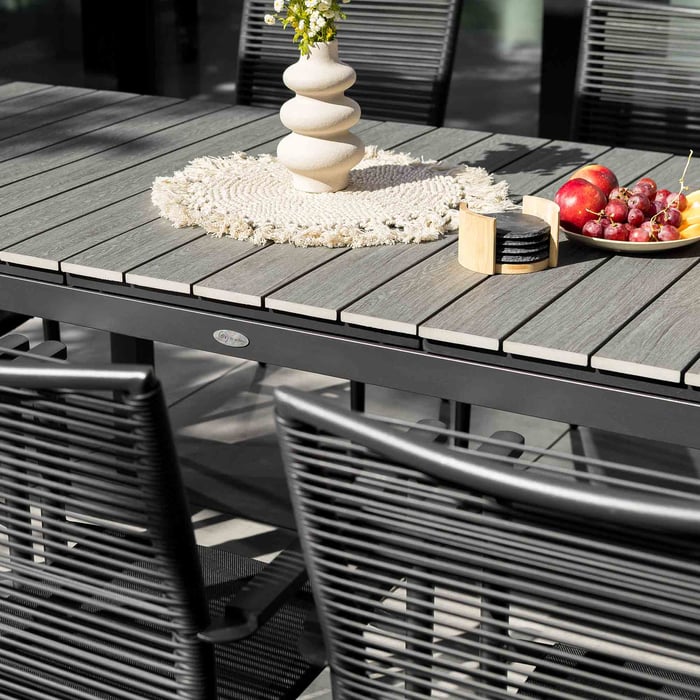 Blat stołu Drena wykonany jest z nowoczesnego tworzywa sztucznego polywood,