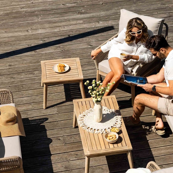 Dwa stoliki kawowe w komplecie Akaia zapewniają wystarczającą ilość miejsca do serwowania przekąsek