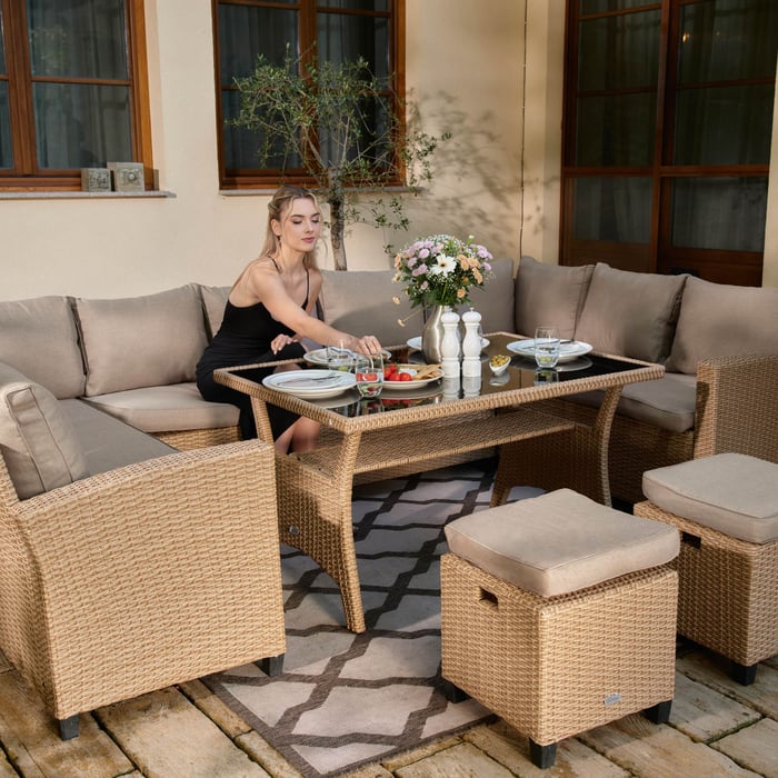 Zestaw mebli ogrodowych Livorno&nbsp;beżowe cechuje trwałość zastosowanych materiałów oraz precyzyjne wykonanie