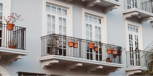 Balkon a loggia - czym się różnią?