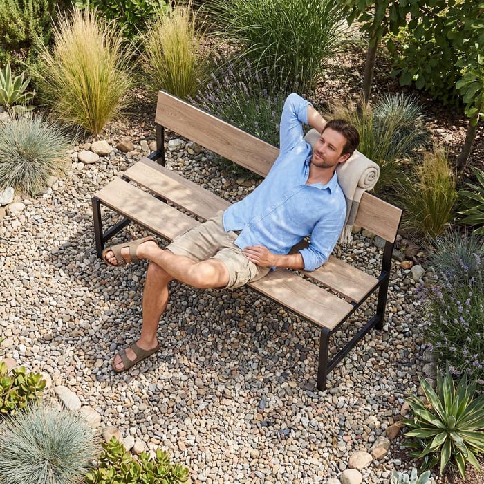 Ławka ogrodowa Itri DV-171GB beżowa idealna dla dwóch osób, wykonana ze stali i polywoodu.