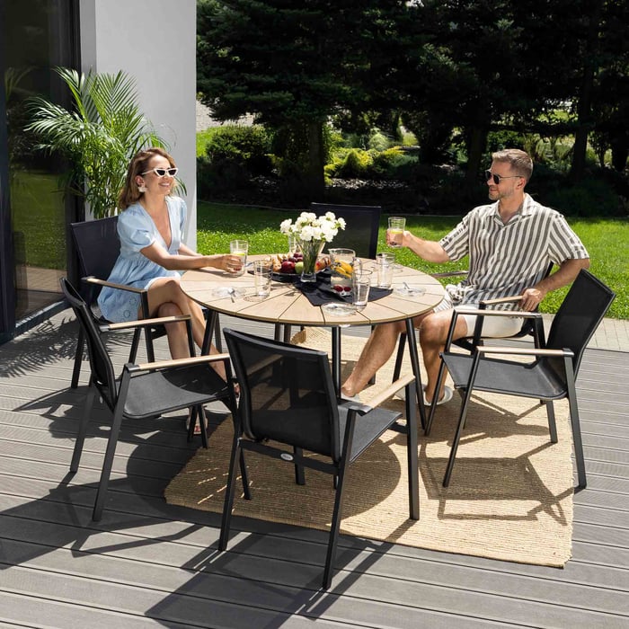 Stół z blatem polywood w meblach Arezo