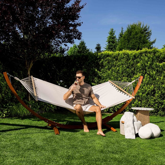 Stelaż hamaka ogrodowego Trevia został wykonany z wysokogatunkowego drewna modrzewiowego