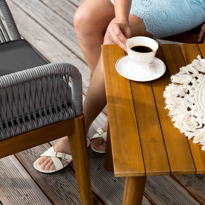 Praktyczny stolik z kwadratowym blatem jest w całości wykonany z litego, olejowanego drewna akacjowego