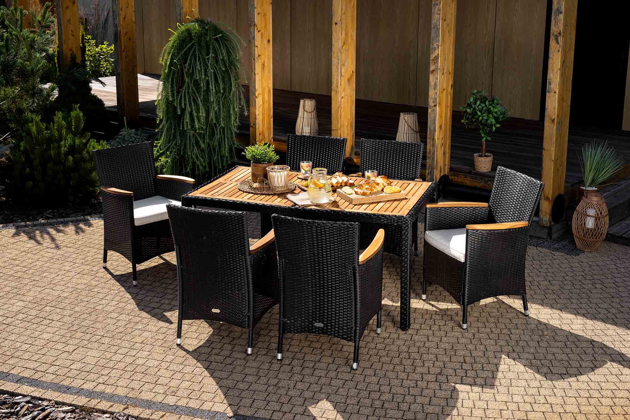 Przestronny stół w Verona czarna 6+1 o stabilnej konstrukcji idealnie sprawdzi się podczas spotkań z przyjaciółmi i rodziną
