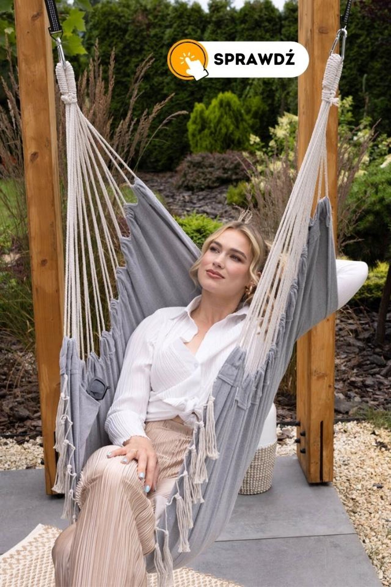 modelka relaksująca się w krześle brazylijskim Fira szarym, marki di volio