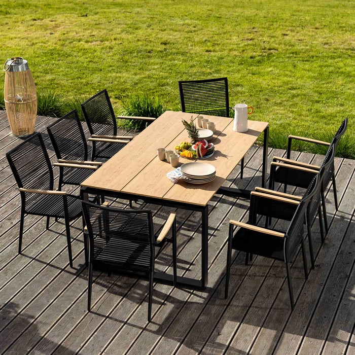 Krzesła w zestawie Prezza zostały zaprojektowane w taki sposób, aby ich kształt umożliwiał sztaplowanie