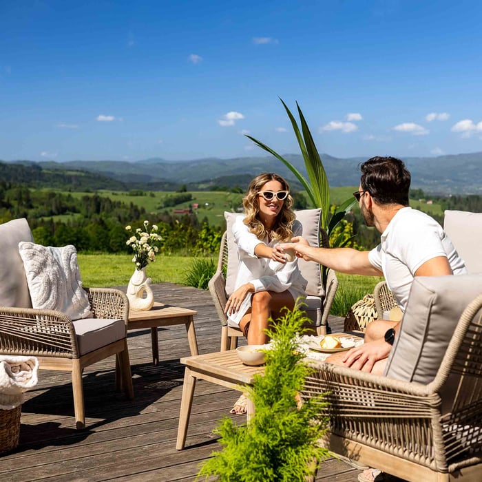 Integralną częścią zestawu Akaia są wygodne poduszki umieszczone na siedziskach i oparciach sof i foteli