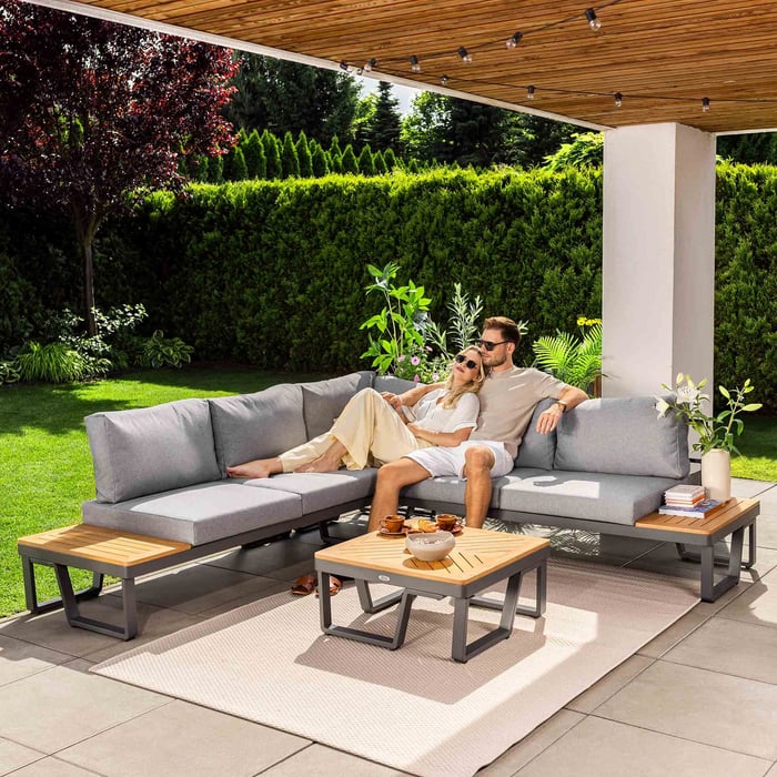 Rama mebli ogrodowych Veledo została wykonana z aluminium malowanego proszkowo w kolorze grafitowym