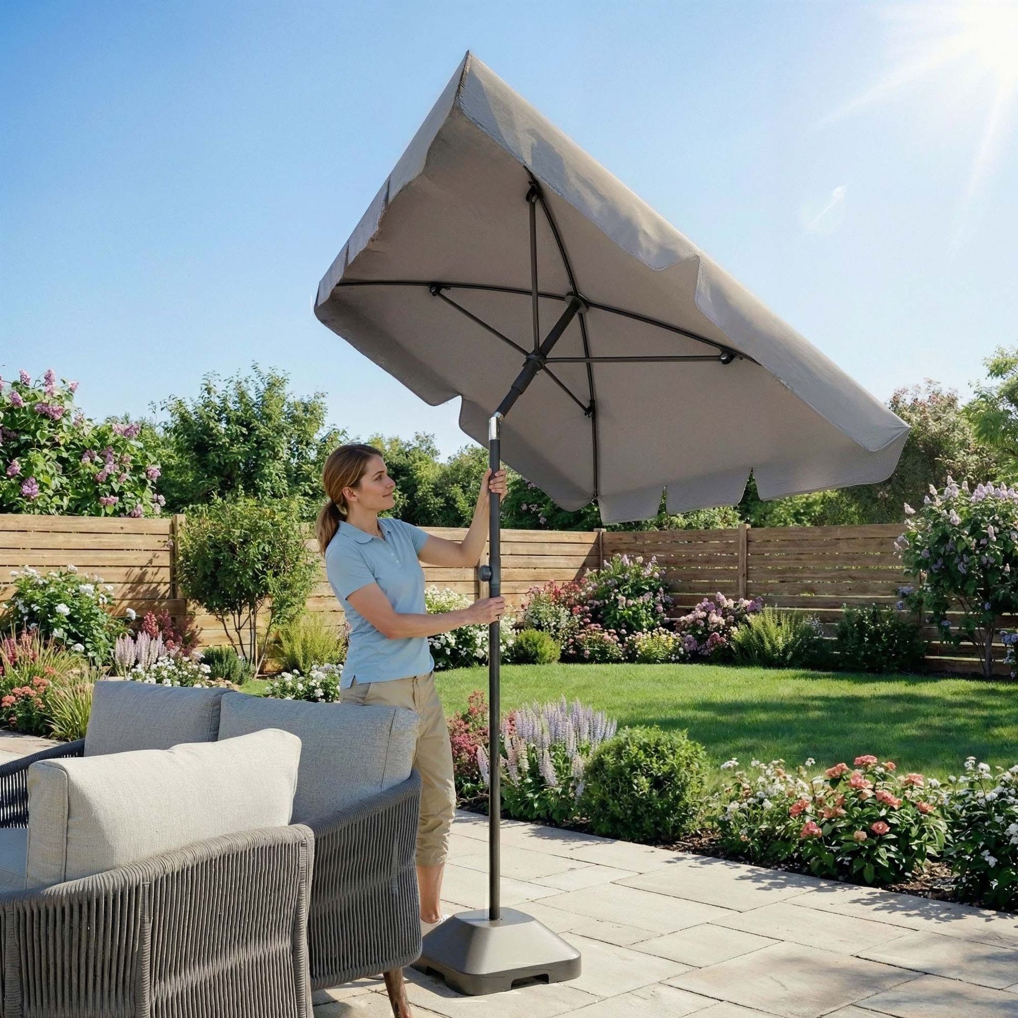 Czasza parasola z&nbsp;wodoodpornego poliestru&nbsp;chroni przed słońcem i lekkim deszczem