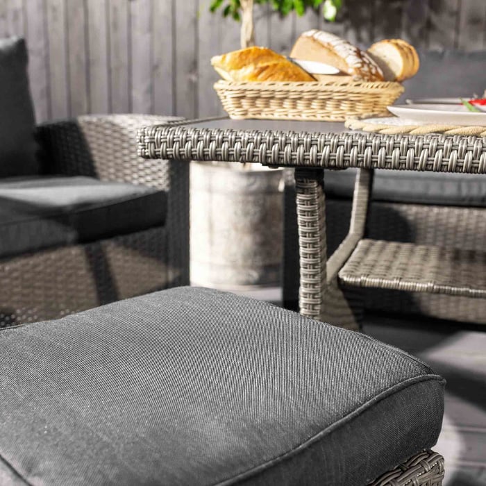 Sofa, fotele i pufy w komplecie Genova wyposażone są w miękkie, grube poduchy na siedziskach i oparciach