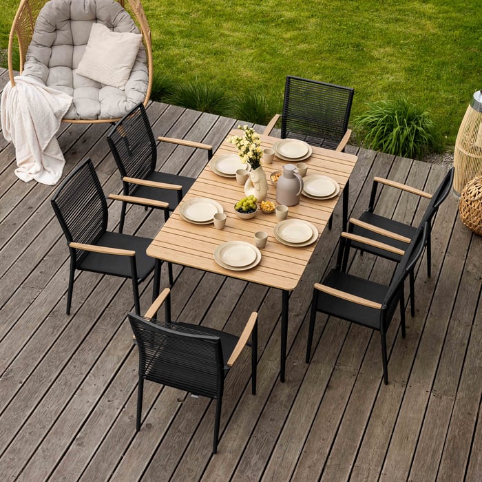 Krzesła w komplecie Breno&nbsp;dają możliwość sztaplowania, czyli układania jednego na drugim