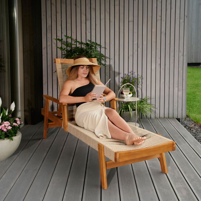 Leżak do ogrodu Alege to synonim jakości i wytrzymałości, ponieważ został wykonany w całości z drewna akacjowego 