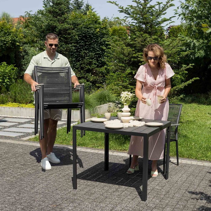 Krzesła w komplecie Carineo można sztaplować