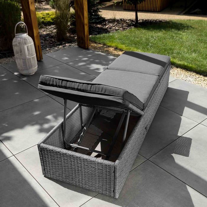 Leżak do ogrodu Asco wyróżnia możliwość regulacji kąta nachylenia nie tylko oparcia, ale również podnóżka