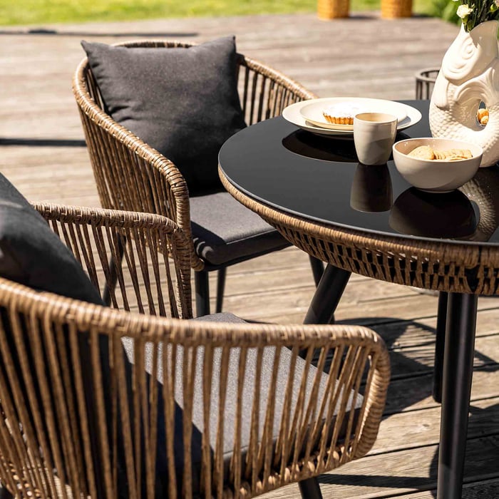 Okrągły stolik w meblach ogrodowych Rieti umożliwia serwowanie posiłków, przekąsek i napojów.
