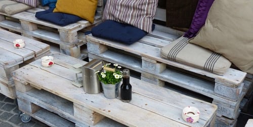 Meble ogrodowe z palet — hit czy kit? Pomysły na meble z palet